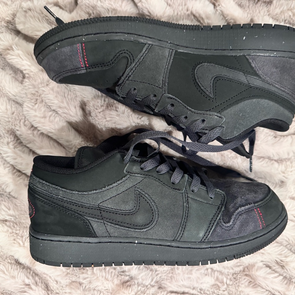 Jordan Kids alternate Black and Dark Gray Low-Top Sneakers with Red Stitching